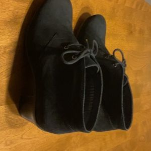 NEW Size 8-1/2 medium Suede ankle boots by Abeo